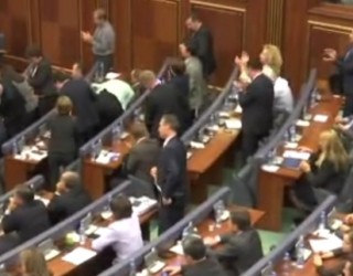 Kjo ishte atmosfera në Kuvend pasi s’u miratua themelimi i Speciales (video)