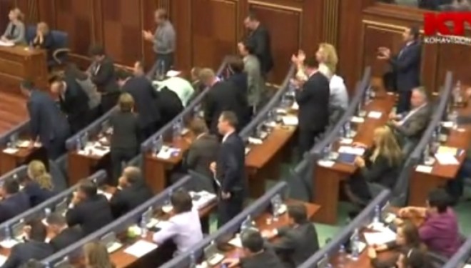 Opozita dërgon në Kuvend mocionin për krimet e Serbisë në Kosovë (Dokument)