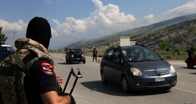 400 policë hyjnë në Lazarat