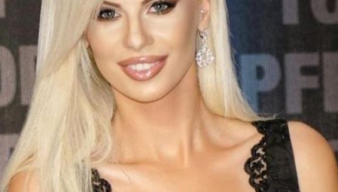 Luana shfaqet tmerrësisht seksi! (Foto)