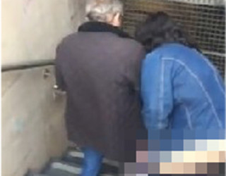E turpshme! Masturbon të moshuarin në mes të rrugës (+18)