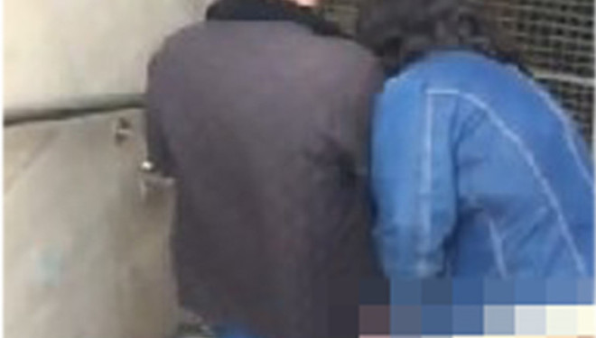 E turpshme! Masturbon të moshuarin në mes të rrugës (+18)