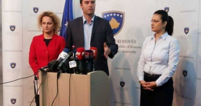 Opozita lëshon në mënyrë demonstrative mbledhjen Kryesisë së Kuvendit (Foto)