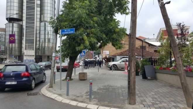 Qeveria barrikadon Kuvendin me Njësitet Speciale para votimit për Specialen (Foto)