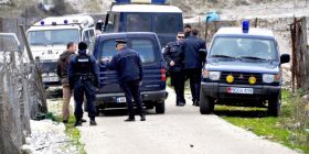 Lazarat, vetëdorëzohet një 21-vjeçar, mohon të ketë qëlluar me armë policinë