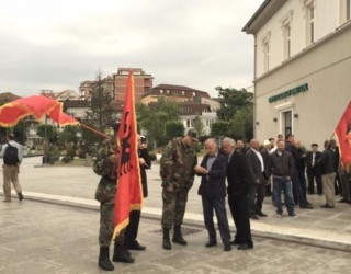 Fillon mbledhja e protestuesve (FOTO)