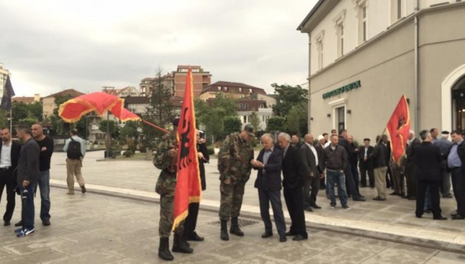 Fillon mbledhja e protestuesve (FOTO)