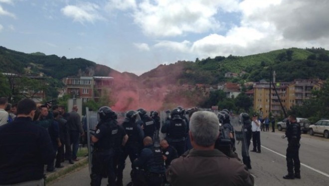 Përfundon përleshja mes protestuesve e policisë (Foto)