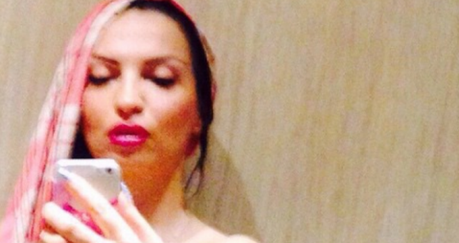 Rovena Stefa ashtu siç e ka lindur nëna (Foto)
