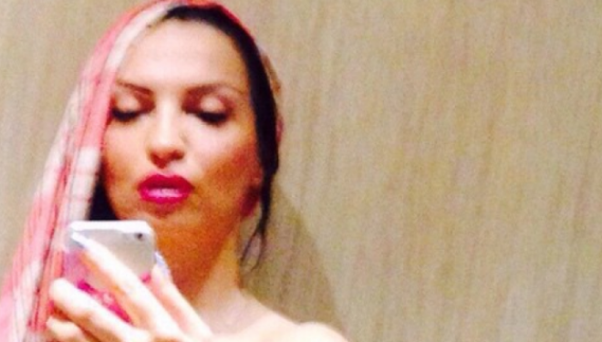 Rovena Stefa ashtu siç e ka lindur nëna (Foto)