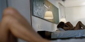 I telefonon policisë pasi dëgjon fqinjët duke thirrur “ISIS është i mrekullueshëm” gjatë seksit