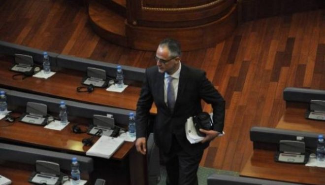 Shaip Muja, ia dorëzon pasaportën e Republikës së Kosovës Kadri Veselit