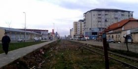 Gruaja nga Ferizaj tenton ta mbys veten para trenit (Video)