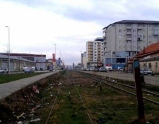 Gruaja nga Ferizaj tenton ta mbys veten para trenit (Video)