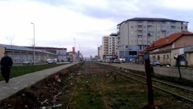 Gruaja nga Ferizaj tenton ta mbys veten para trenit (Video)