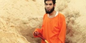 ISIS e detyron ta hap varrin e vet (Foto)