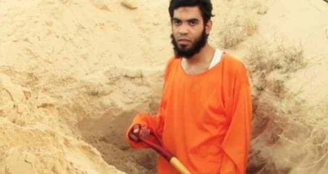ISIS e detyron ta hap varrin e vet (Foto)