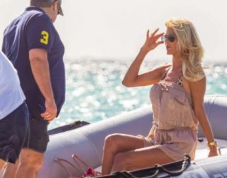 Viktoria i nxjerr të gjitha në plazh (Foto)