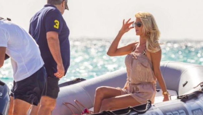 Viktoria i nxjerr të gjitha në plazh (Foto)