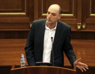 Visar Ymeri Hashim Thaçit e Kadri Veselit: Nga kush po e mbroni Kuvendin!