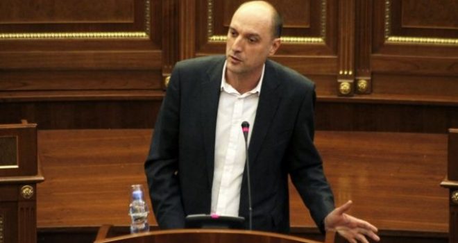 Visar Ymeri Hashim Thaçit e Kadri Veselit: Nga kush po e mbroni Kuvendin!