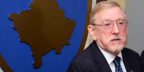 Walker: Politikanët e Kosovës nuk janë patriotë, jam kundër protestave të dhunshme (Video)