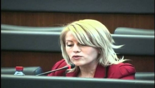 Vajza e deputetes Xhevahire Izmakut: Të lutna mam mos e voto Gjykatën Speciale!