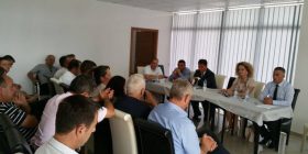Deputetët e AAK’së nisin vizitat nëpër komuna