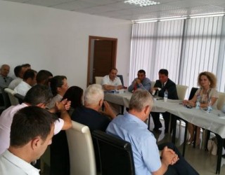 Deputetët e AAK’së nisin vizitat nëpër komuna