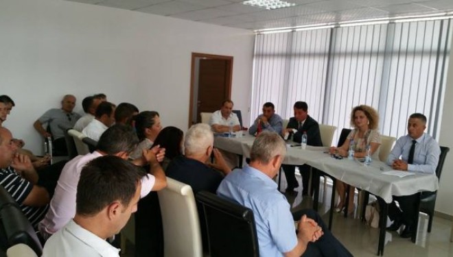 Deputetët e AAK’së nisin vizitat nëpër komuna