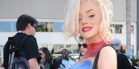 Plotësisht nudo, pikturohet si Kapiten Marvel
