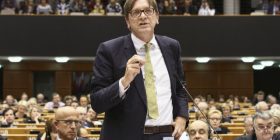 Fjalim bombë: Eurodeputeti i tregon vendin Tsiprasit, kryeministrit grek i ndërrojnë ngjyrat e fytyrës (Video)
