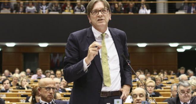 Fjalim bombë: Eurodeputeti i tregon vendin Tsiprasit, kryeministrit grek i ndërrojnë ngjyrat e fytyrës (Video)
