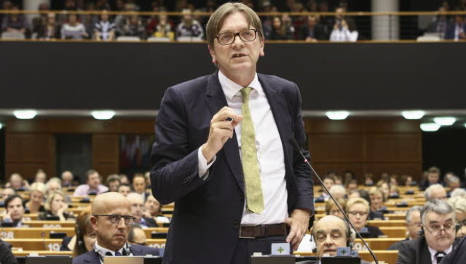 Fjalim bombë: Eurodeputeti i tregon vendin Tsiprasit, kryeministrit grek i ndërrojnë ngjyrat e fytyrës (Video)