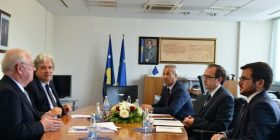 Ministri Hoti priti në takim drejtorët e Konstituencës për Kosovë në BERZH