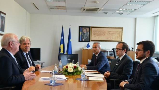 Ministri Hoti priti në takim drejtorët e Konstituencës për Kosovë në BERZH