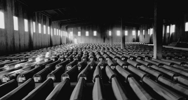 The Guardian, me akuza të rënda: SHBA-të dhe Britania “flijuan” Srebrenicën