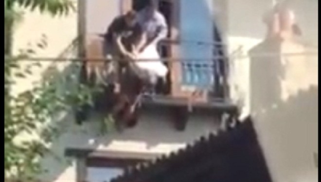 Tronditëse: Një i ri në Prishtinë bërtet “Allahu ekber” dhe hidhet nga kati i tretë