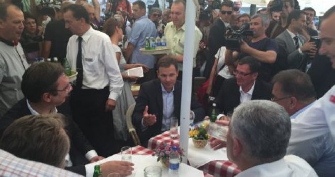 Izetbegoviq viziton Beogradin: Koha për qindra vite paqe, pas qindra viteve luftë (Foto)
