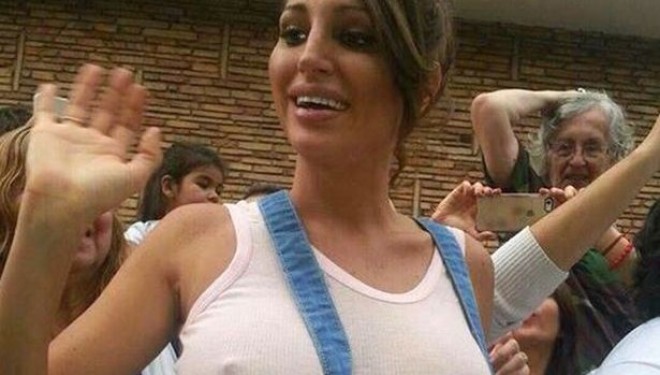 Modelja me veshje provokative që donte të takonte Papën, largohet nga policia