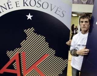 AAK: Veseli dje mbylli dyert, sot thërret për unitet