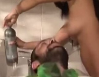 Salloni special ku meshkujt qethen nga femra nudo (Video)