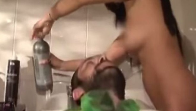 Salloni special ku meshkujt qethen nga femra nudo (Video)