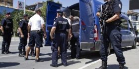Arrestohen 12 persona, përfshirë edhe një pjesëtar të policisë