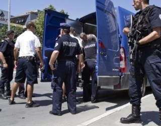 Arrestohen 12 persona, përfshirë edhe një pjesëtar të policisë