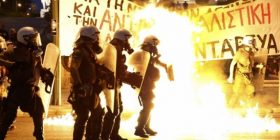 Orë dramatike në Greqi, tension brenda dhe jashtë Parlamentit (Foto /Video)