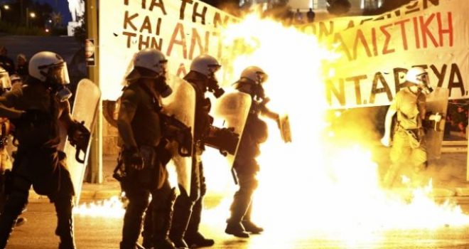 Orë dramatike në Greqi, tension brenda dhe jashtë Parlamentit (Foto /Video)