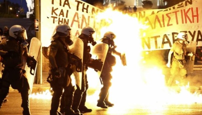 Orë dramatike në Greqi, tension brenda dhe jashtë Parlamentit (Foto /Video)