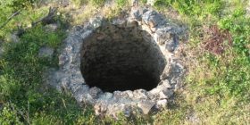 Përplasen për bunarin, ku dyshohet se ka varr masiv
