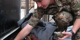 Modelja kanadeze që luftoi kundër ISIS’it rrëfen tmerret që pa në fushëbetejë [Foto/ Video]